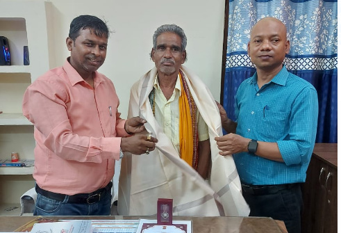 पद्मश्री से सम्मानित जागेश्वर यादव का टीआरआई बिलासपुर में किया गया सम्मान पद्मश्री से सम्मानित जागेश्वर यादव का टीआरआई बिलासपुर में किया गया सम्मान