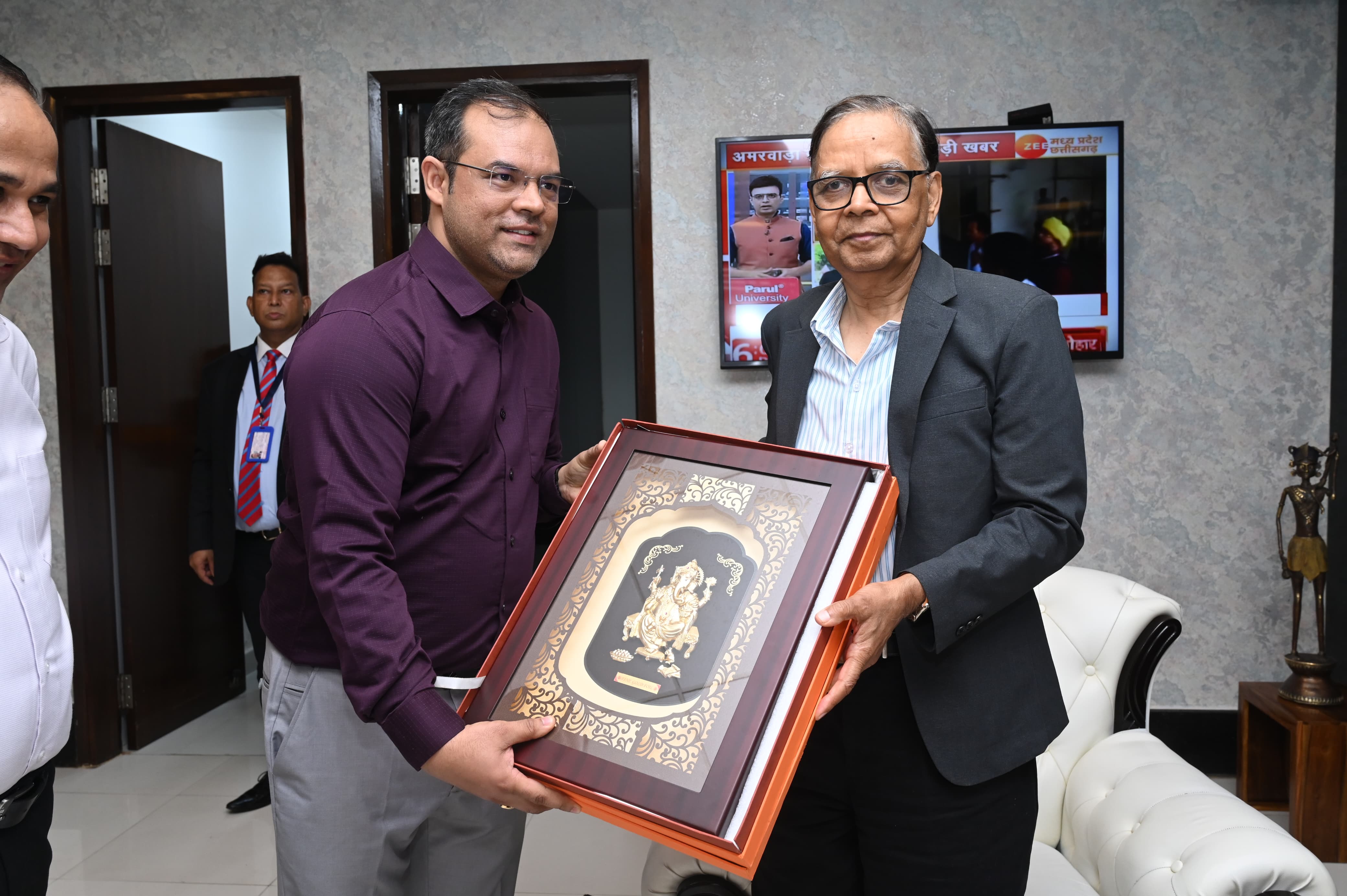 केंद्रीय वित्त आयोग के अध्यक्ष अरविंद पनगढ़िया तथा सदस्यों को स्वामी विवेकानंद विमानतल पर स्मृति चिन्ह भेंट कर दी गई बिदाई केंद्रीय वित्त आयोग के अध्यक्ष अरविंद पनगढ़िया तथा सदस्यों को स्वामी विवेकानंद विमानतल पर स्मृति चिन्ह भेंट कर दी गई बिदाई