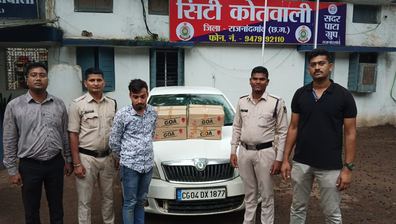 मध्यप्रदेश की 22 पेटी शराब के साथ आरोपी तस्कर गिरफ्तार मध्यप्रदेश की 22 पेटी शराब के साथ आरोपी तस्कर गिरफ्तार