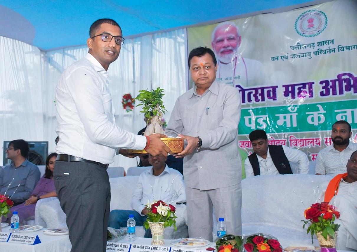 एक पेड़ माँ के नाम: जगह-जगह हो रहा पौधरोपण एक पेड़ माँ के नाम: जगह-जगह हो रहा पौधरोपण