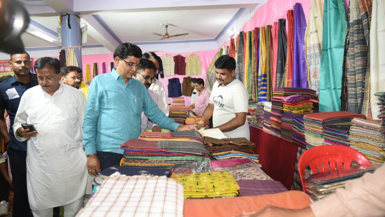 कैबिनेट मंत्री टंक राम वर्मा ने हाथकरघा वस्त्रों के भव्य प्रदर्शनी सह-विक्रय का किया शुभारंभ कैबिनेट मंत्री टंक राम वर्मा ने हाथकरघा वस्त्रों के भव्य प्रदर्शनी सह-विक्रय का किया शुभारंभ