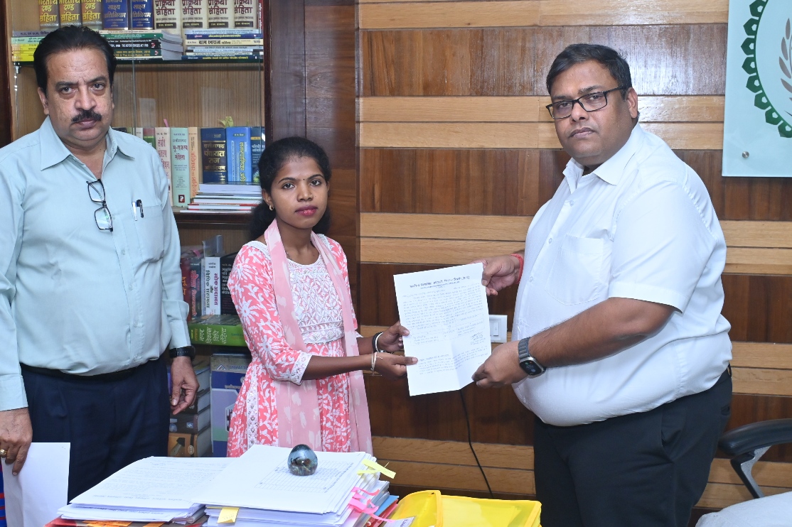 मुख्यमंत्री श्री साय की संवेदनशीलता से तीन को मिली अनुकंपा नियुक्ति मुख्यमंत्री श्री साय की संवेदनशीलता से तीन को मिली अनुकंपा नियुक्ति