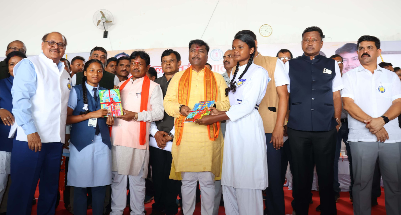 वन मंत्री केदार कश्यप ने ‘‘घर-घर पुस्तक, हर-घर लाइब्रेरी’’ का किया शुभारंभ वन मंत्री केदार कश्यप ने ‘‘घर-घर पुस्तक, हर-घर लाइब्रेरी’’ का किया शुभारंभ