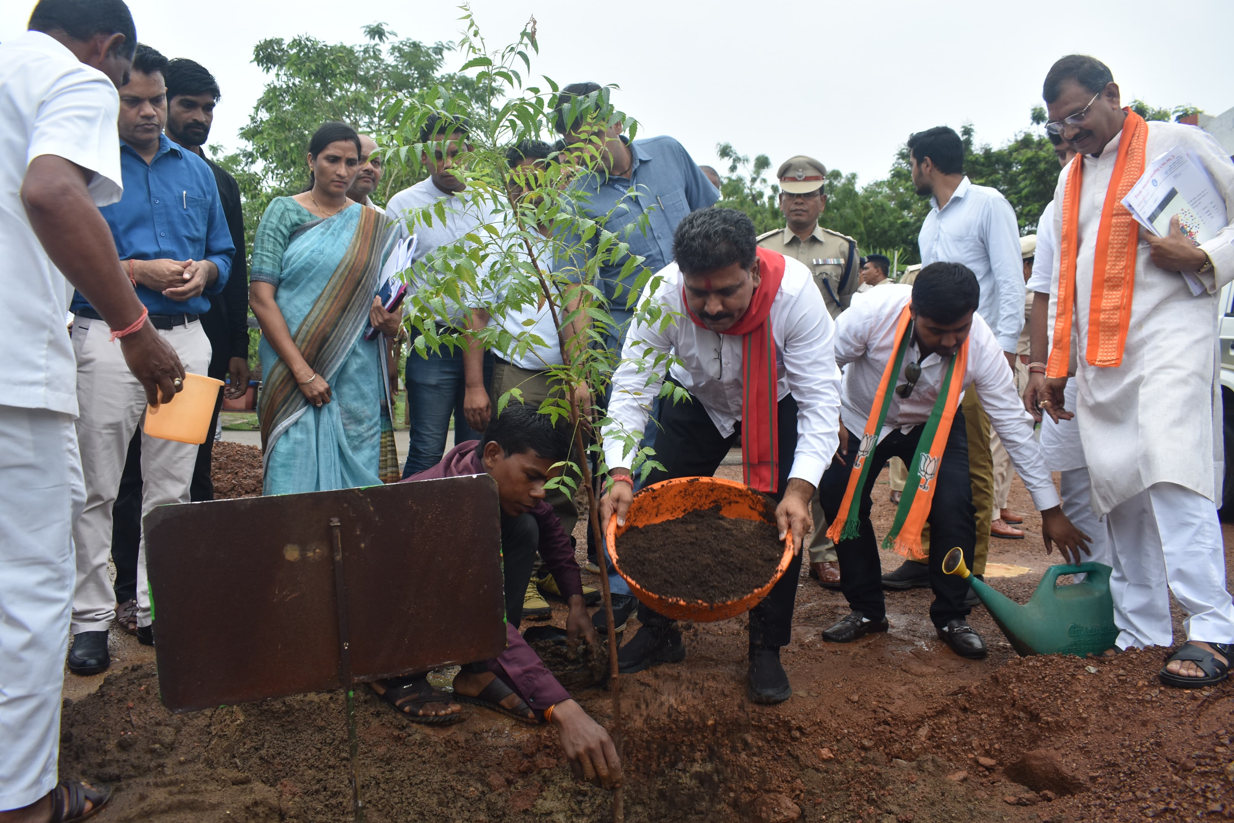 उप मुख्यमंत्री विजय शर्मा ने किया कलेक्टोरेट परिसर में वृक्षारोपण उप मुख्यमंत्री विजय शर्मा ने किया कलेक्टोरेट परिसर में वृक्षारोपण
