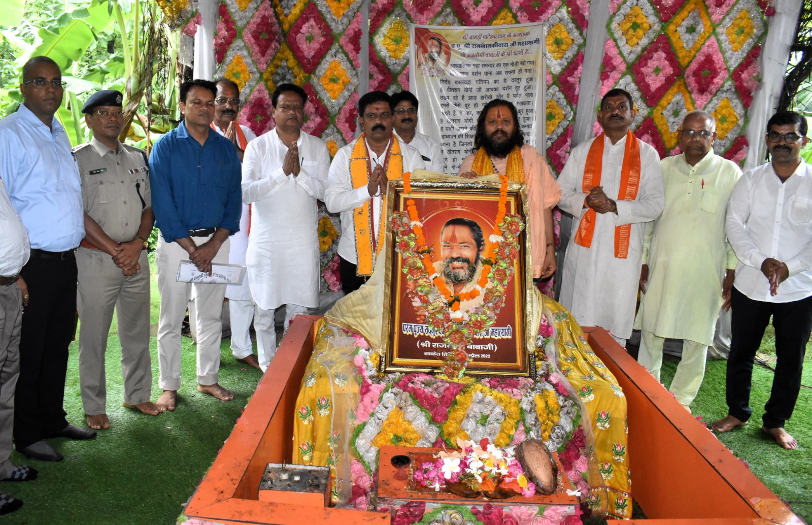 उपमुख्यमंत्री शर्मा ने पाटेश्वर धाम में श्रीराम जानकीदास जी महाराज की समाधि स्थल में पहुँचकर उन्हें दी श्रद्धांजलि उपमुख्यमंत्री शर्मा ने पाटेश्वर धाम में श्रीराम जानकीदास जी महाराज की समाधि स्थल में पहुँचकर उन्हें दी श्रद्धांजलि