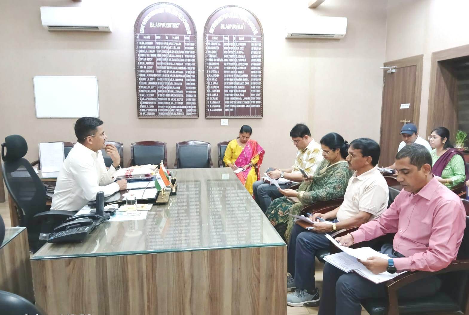 किसानों को समिति से खाद-बीज उठाने में किसी प्रकार की न हो परेशानी: कलेक्टर किसानों को समिति से खाद-बीज उठाने में किसी प्रकार की न हो परेशानी: कलेक्टर