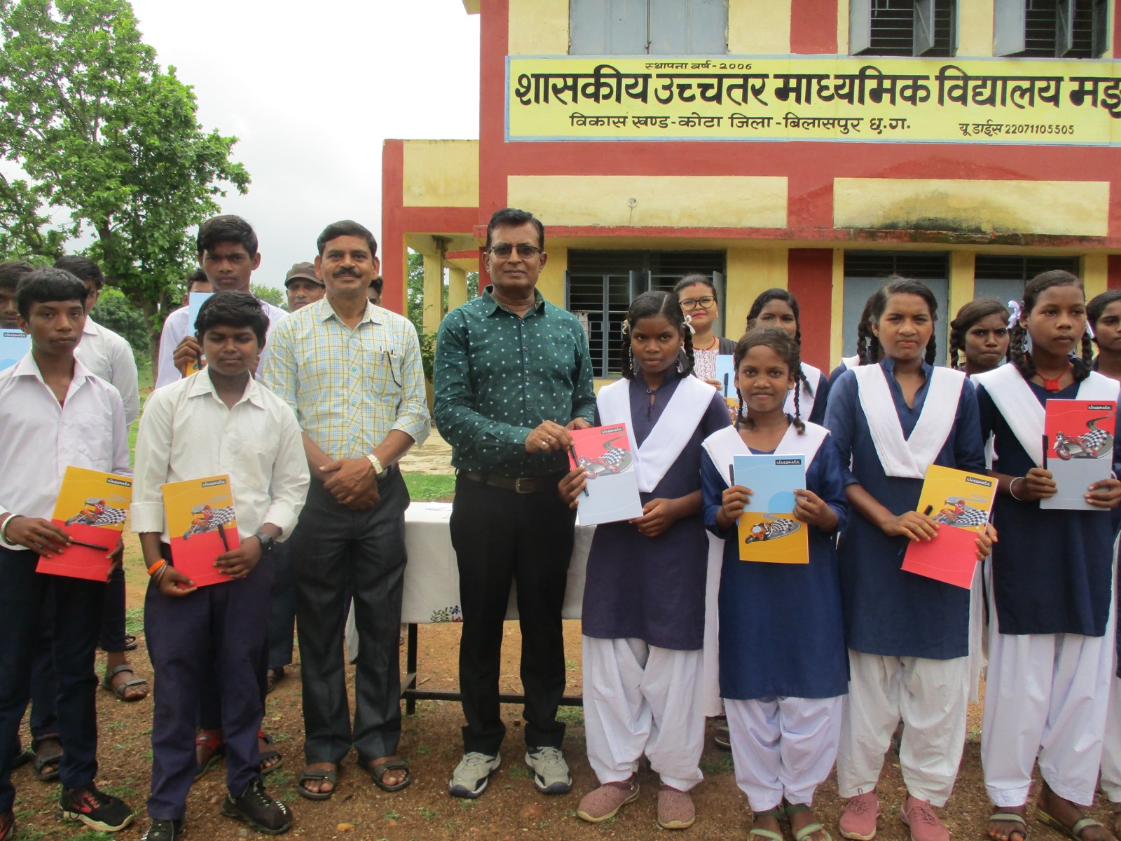 मझगांव स्कूल में गरीब बच्चों को पेेन-कॉपी बांटे गए मझगांव स्कूल में गरीब बच्चों को पेेन-कॉपी बांटे गए