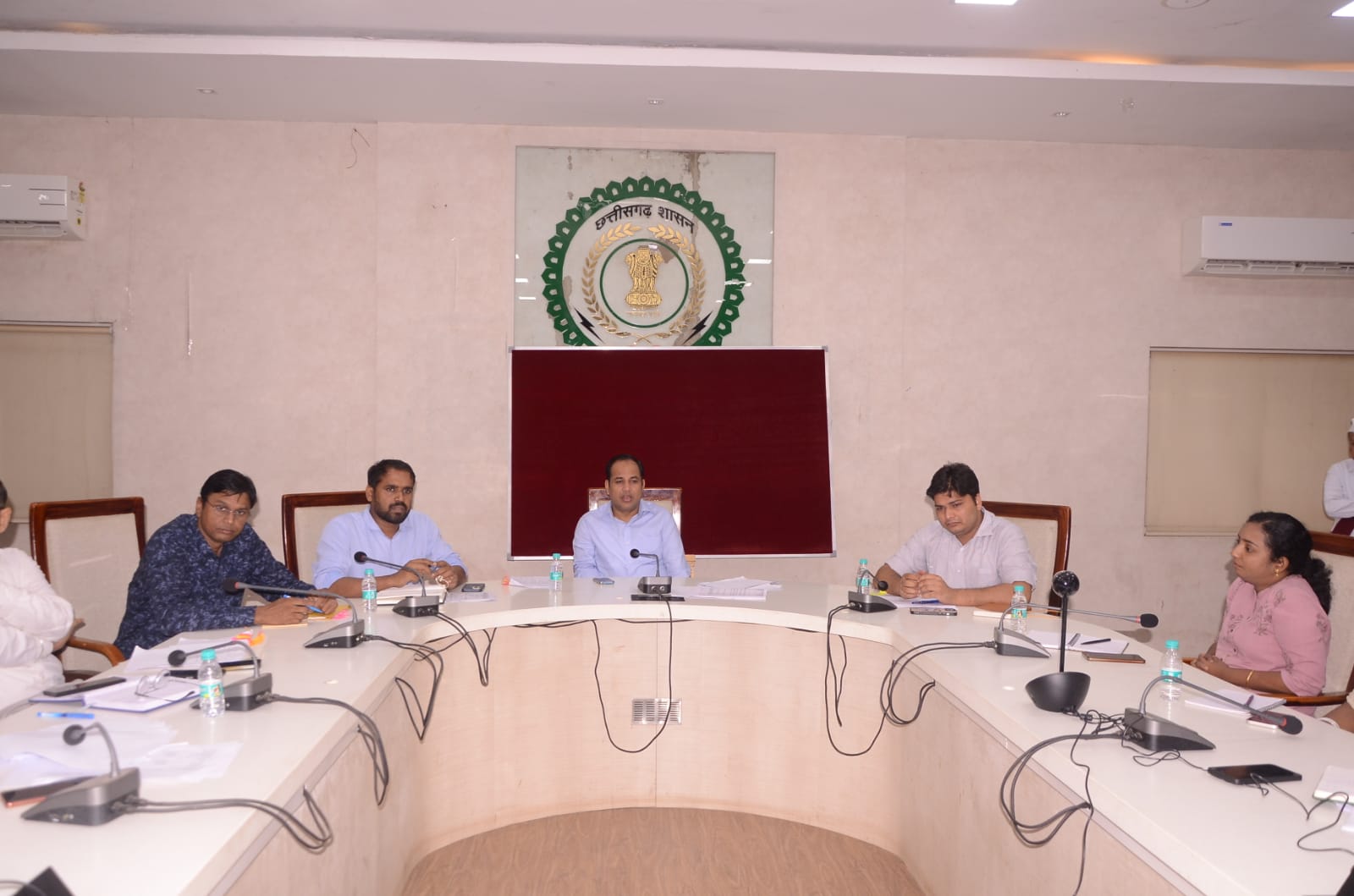 कलेक्टर डाॅ. गौरव सिंह ने ली समय-सीमा की बैठक कलेक्टर डाॅ. गौरव सिंह ने ली समय-सीमा की बैठक