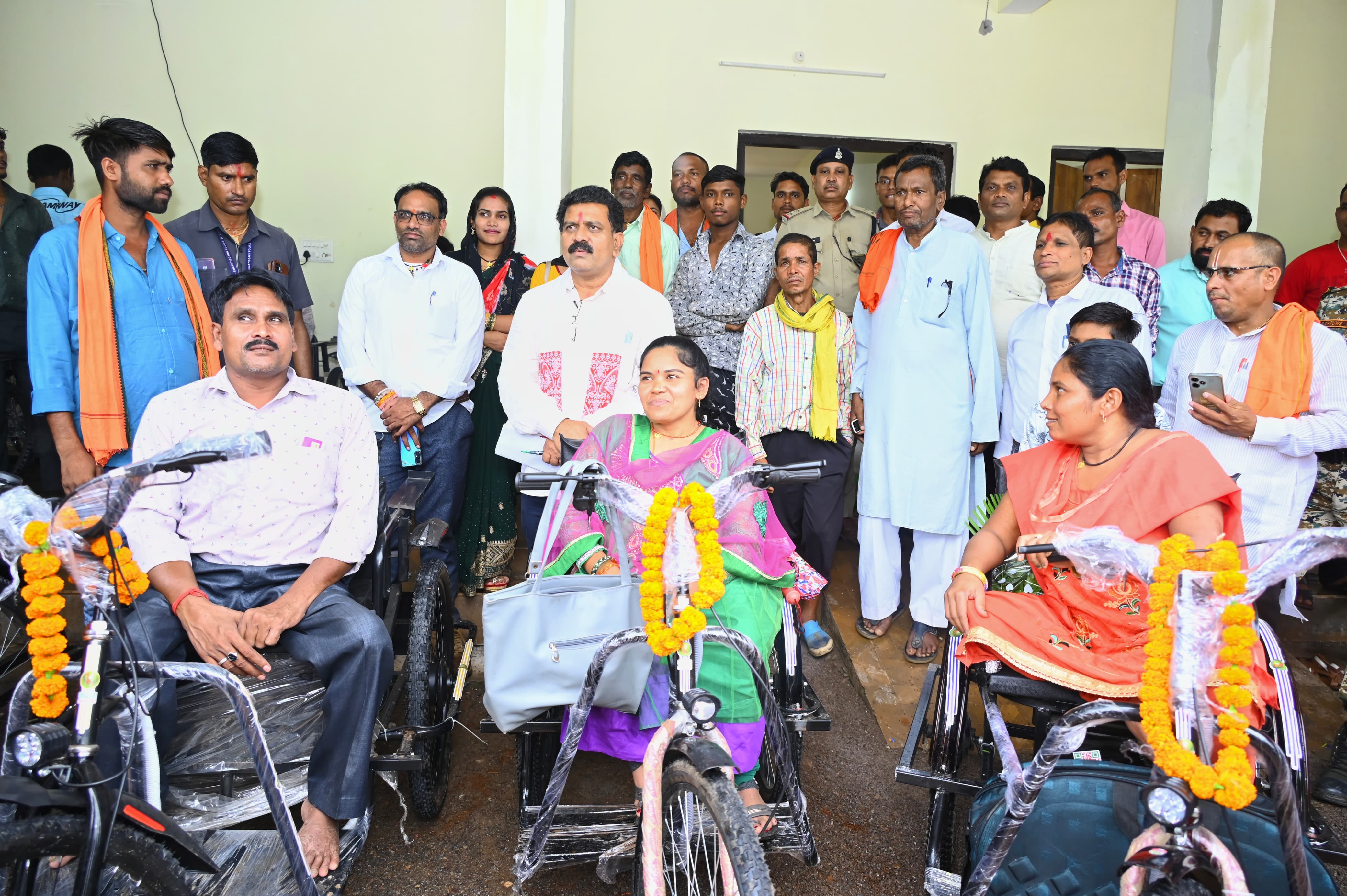 उपमुख्यमंत्री विजय शर्मा ने दिव्यांगजनों को ट्रायसायकल और व्हील चेयर का किया वितरण उपमुख्यमंत्री विजय शर्मा ने दिव्यांगजनों को ट्रायसायकल और व्हील चेयर का किया वितरण