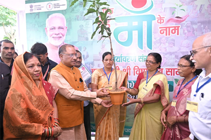 मुख्यमंत्री साय ने महतारी वंदन हितग्राही को सौंपा पौधा मुख्यमंत्री साय ने महतारी वंदन हितग्राही को सौंपा पौधा