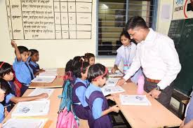 कलेक्टर ने घोड़ादाना प्राथमिक स्कूल का किया निरीक्षण कलेक्टर ने घोड़ादाना प्राथमिक स्कूल का किया निरीक्षण