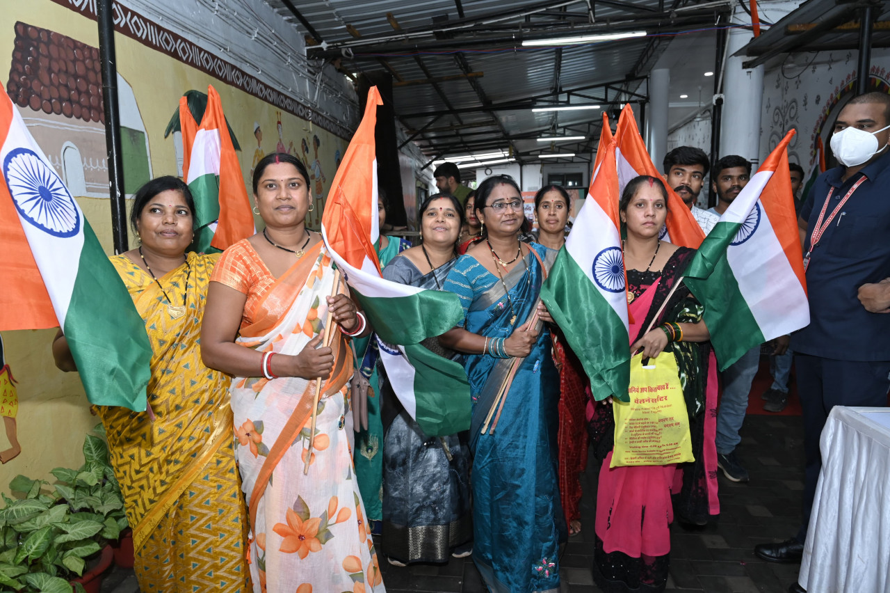 महतारी वंदन के पैसों से इस बार बहनों की रक्षाबंधन मनेगी शानदार महतारी वंदन के पैसों से इस बार बहनों की रक्षाबंधन मनेगी शानदार
