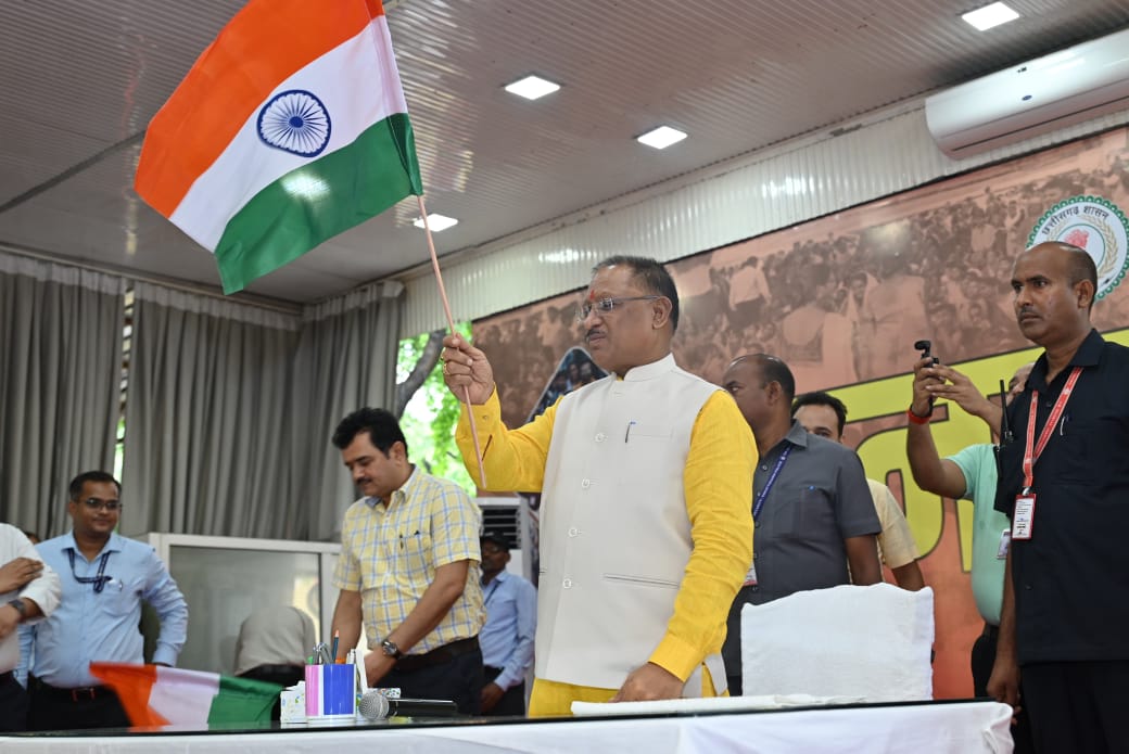 रिमझिम बारिश के बीच जनदर्शन में बड़ी संख्या में पहुंचे आमजन रिमझिम बारिश के बीच जनदर्शन में बड़ी संख्या में पहुंचे आमजन