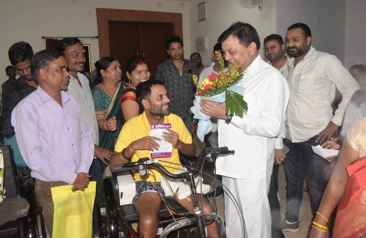 श्रम मंत्री लखन लाल देवांगन ने दिव्यांगजनों को वितरित किए मोटराइज्ड ट्राइसाइकल श्रम मंत्री लखन लाल देवांगन ने दिव्यांगजनों को वितरित किए मोटराइज्ड ट्राइसाइकल