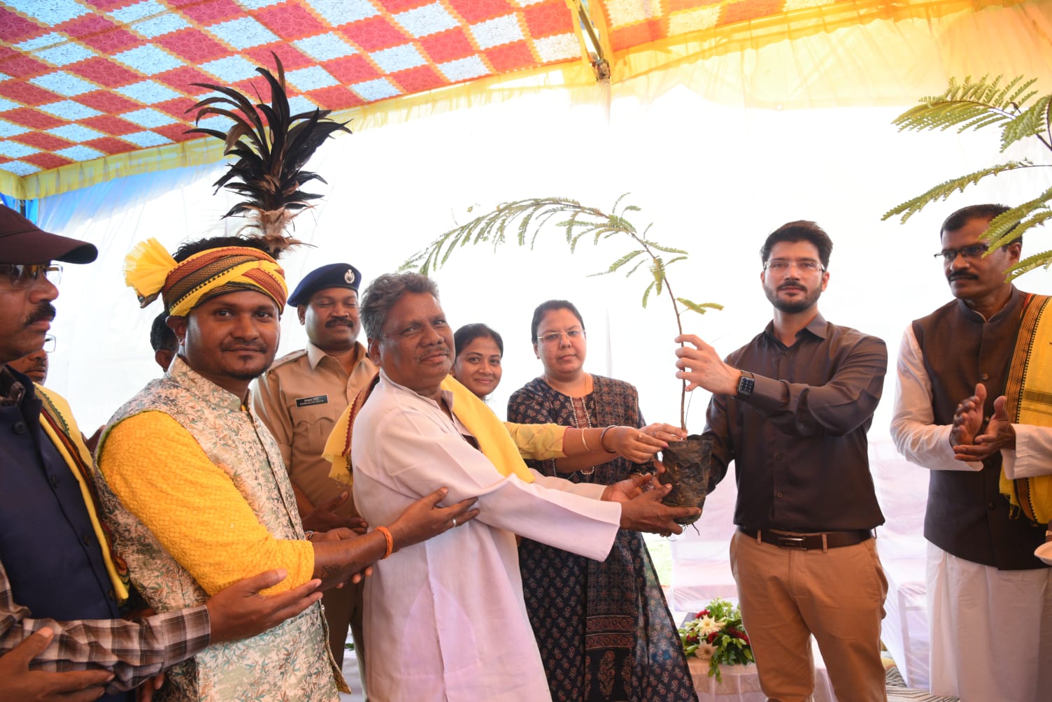 बलौदाबाजार में हर्षोल्लास के साथ मनाया गया विश्व आदिवासी दिवस बलौदाबाजार में हर्षोल्लास के साथ मनाया गया विश्व आदिवासी दिवस