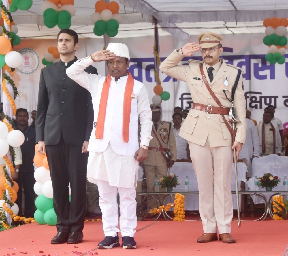 सांसद महेश कश्यप ने दंतेवाड़ा में किया ध्वजारोहण सांसद महेश कश्यप ने दंतेवाड़ा में किया ध्वजारोहण