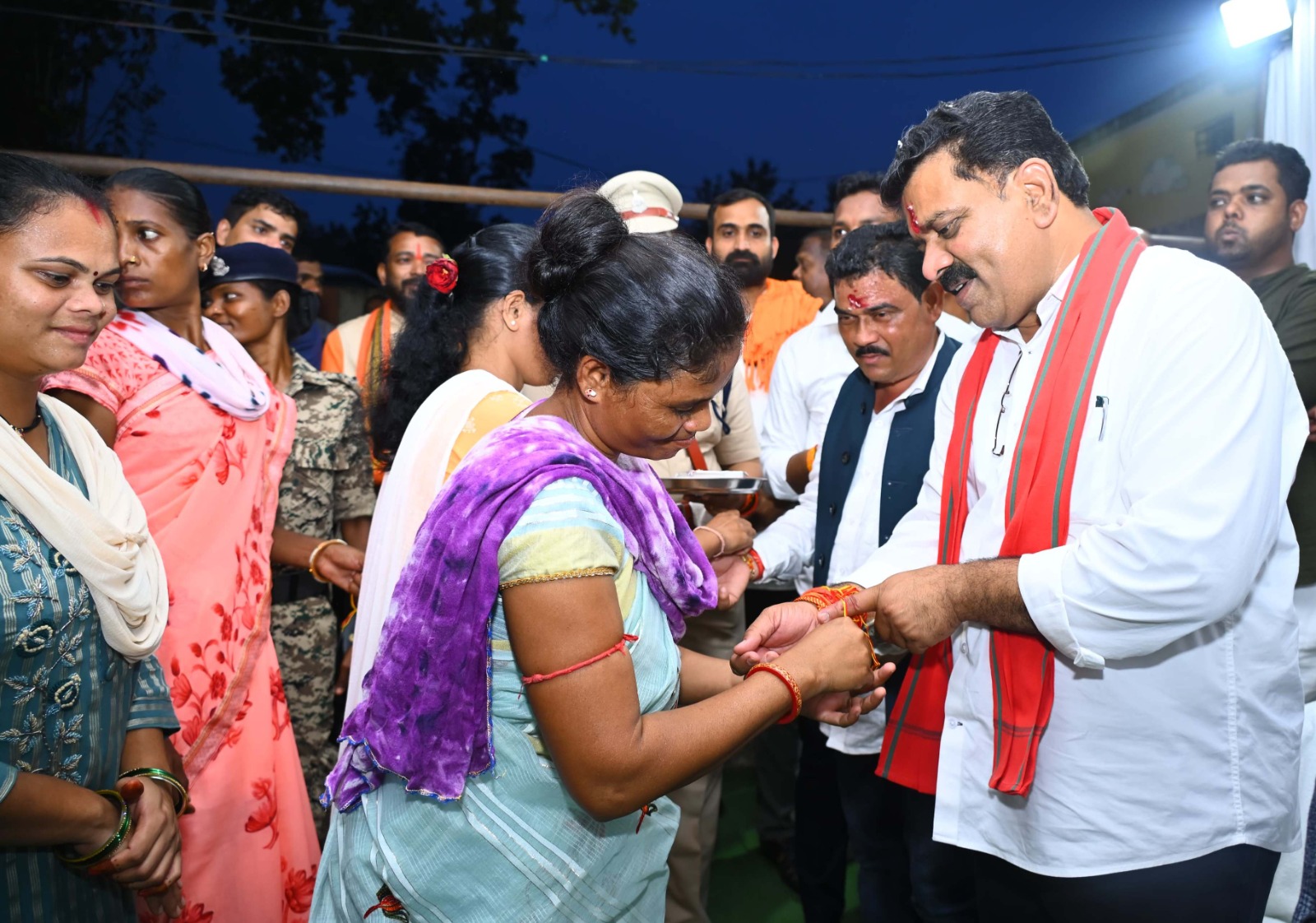 उपमुख्यमंत्री विजय शर्मा को आत्मसमर्पित नक्सल बहनों ने बाँधी राखी, लिया उज्ज्वल भविष्य और रक्षा का वादा उपमुख्यमंत्री विजय शर्मा को आत्मसमर्पित नक्सल बहनों ने बाँधी राखी, लिया उज्ज्वल भविष्य और रक्षा का वादा