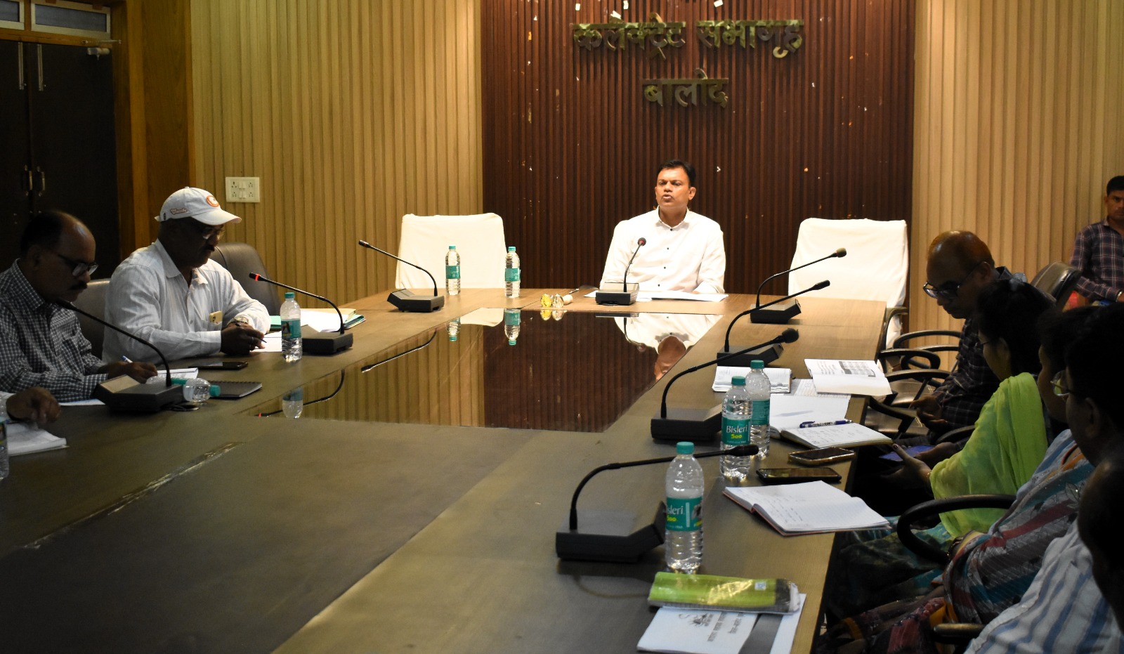 कलेक्टर ने पशुधन विकास विभाग और मछली पालन विभाग के विभागीय कार्यों की समीक्षा की कलेक्टर ने पशुधन विकास विभाग और मछली पालन विभाग के विभागीय कार्यों की समीक्षा की