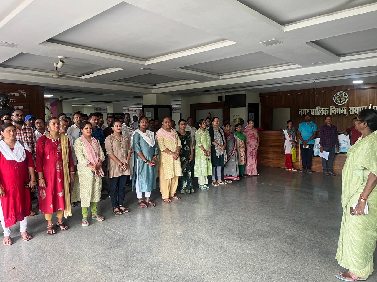 रायपुर निगम के अधिकारी, कर्मचारीगण प्रतिदिन कार्य का प्रारंभ सामूहिक राष्ट्रगान से करते हैं रायपुर निगम के अधिकारी, कर्मचारीगण प्रतिदिन कार्य का प्रारंभ सामूहिक राष्ट्रगान से करते हैं