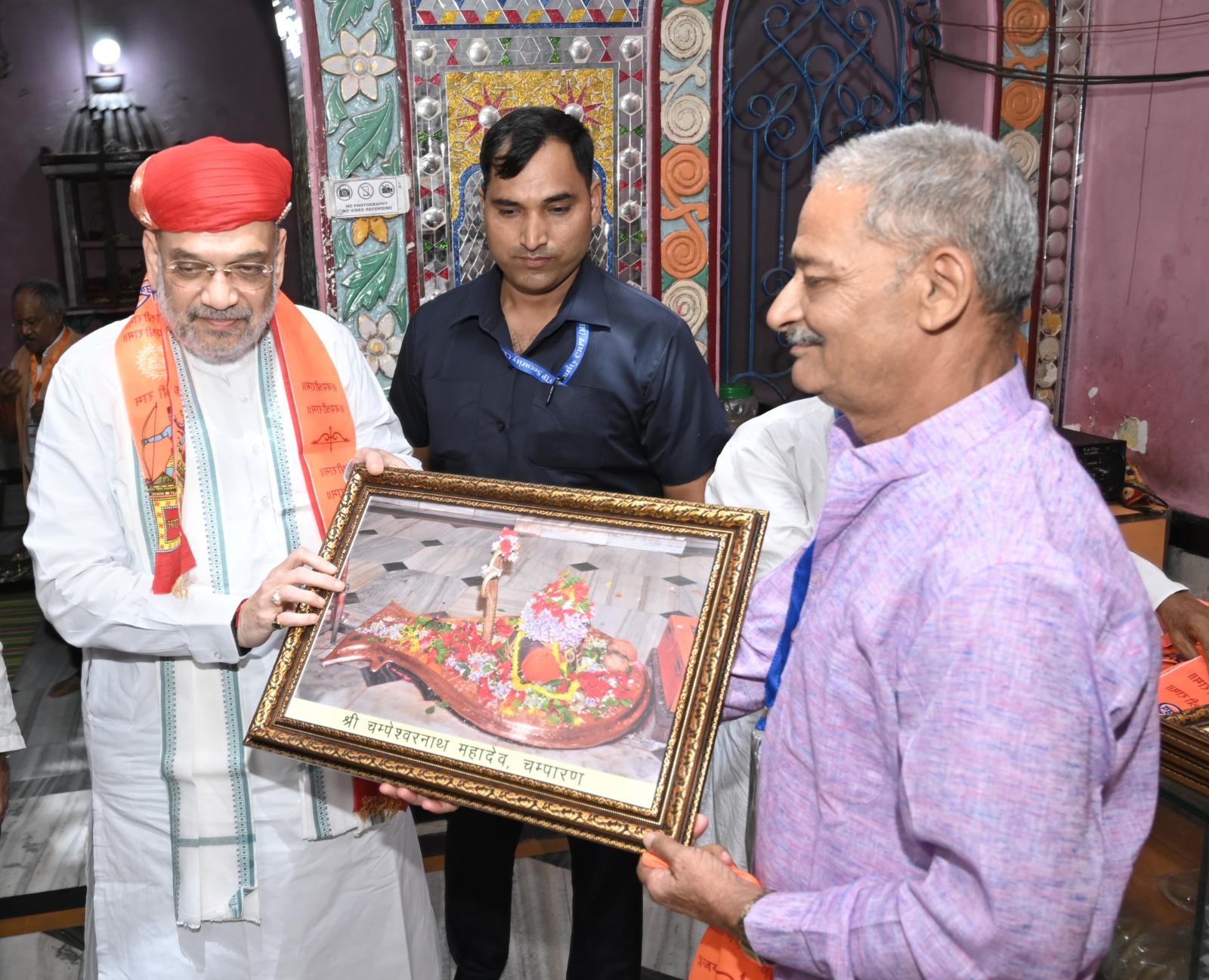 गृह मंत्री अमित शाह ने महाप्रभु वल्लभाचार्य जी के मुख्य प्राकट्य बैठक स्थल और चम्पेश्वर महादेव की पूजा-अर्चना की गृह मंत्री अमित शाह ने महाप्रभु वल्लभाचार्य जी के मुख्य प्राकट्य बैठक स्थल और चम्पेश्वर महादेव की पूजा-अर्चना की