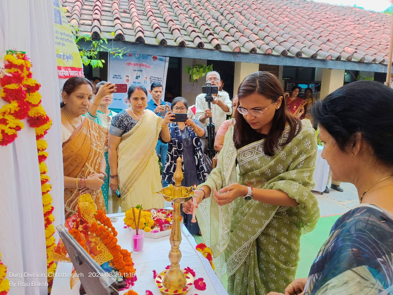 दिमाग और शरीर के बीच संतुलन के साथ स्वास्थ्य के प्रति सतर्कता बेहद जरूरी - कलेक्टर सुश्री चौधरी दिमाग और शरीर के बीच संतुलन के साथ स्वास्थ्य के प्रति सतर्कता बेहद जरूरी - कलेक्टर सुश्री चौधरी