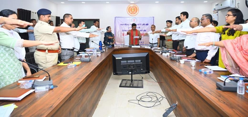 उपमुख्यमंत्री विजय शर्मा ने तीस हजार असाक्षरों को साक्षर बनाने के लिए दिलाई शपथ उपमुख्यमंत्री विजय शर्मा ने तीस हजार असाक्षरों को साक्षर बनाने के लिए दिलाई शपथ