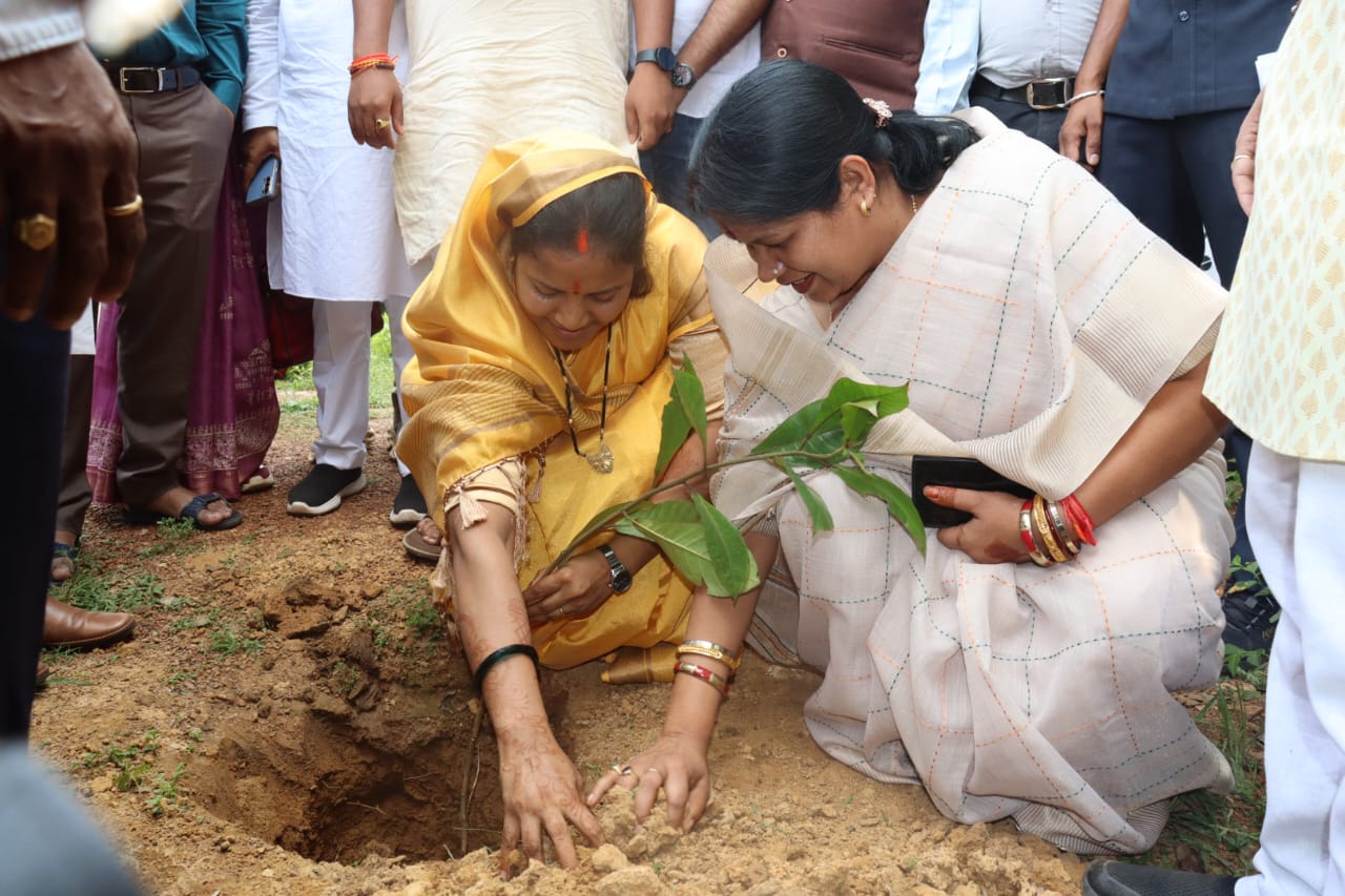 मंत्री लक्ष्मी राजवाड़े एवं सांसद कमलेश जांगड़े ने ‘‘एक पेड़ मां के नाम अभियान’’ के तहत किया पौधरोपण मंत्री लक्ष्मी राजवाड़े एवं सांसद कमलेश जांगड़े ने ‘‘एक पेड़ मां के नाम अभियान’’ के तहत किया पौधरोपण