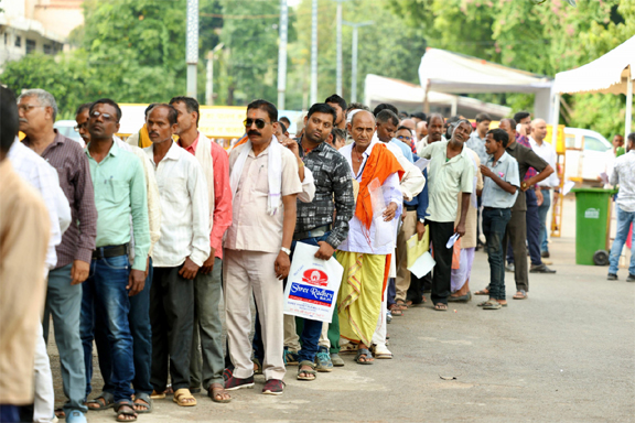 अपनी तकलीफ़ों के दूर होने की उम्मीदों का दामन थामे मुख्यमंत्री निवास में प्रदेश भर से आए बुजुर्ग, महिलाएँ, युवा, दिव्यांग अपनी तकलीफ़ों के दूर होने की उम्मीदों का दामन थामे मुख्यमंत्री निवास में प्रदेश भर से आए बुजुर्ग, महिलाएँ, युवा, दिव्यांग