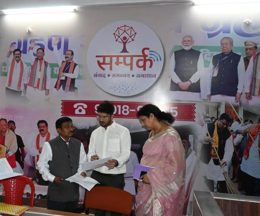 कमिश्नर ने संपर्क केंद्र की प्रशंसा, संभाग के अन्य जिलों में अपनाने का करेंगे प्रयास कमिश्नर ने संपर्क केंद्र की प्रशंसा, संभाग के अन्य जिलों में अपनाने का करेंगे प्रयास