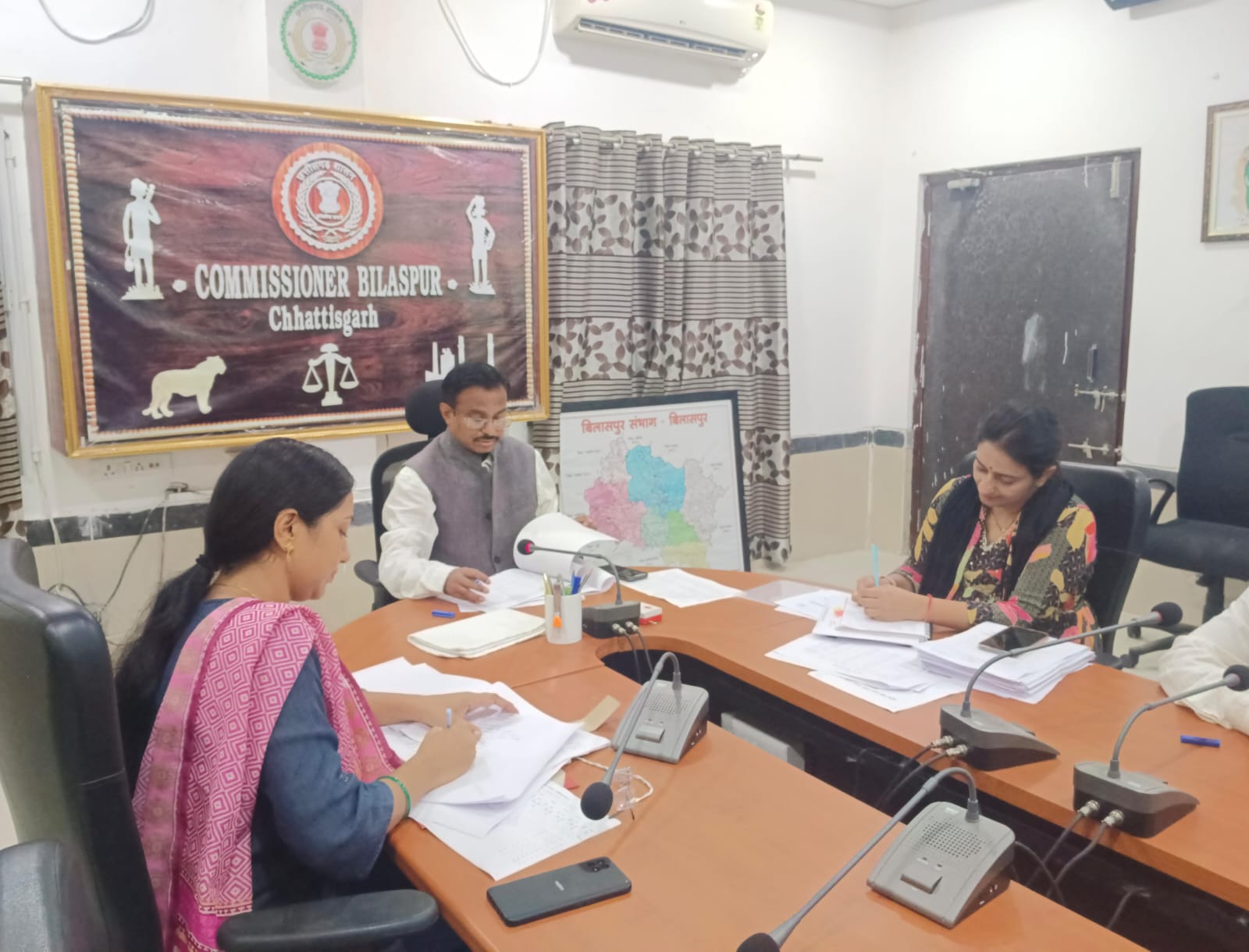 संभाग आयुक्त ने विसी के जरिए ली समीक्षा बैठक संभाग आयुक्त ने विसी के जरिए ली समीक्षा बैठक