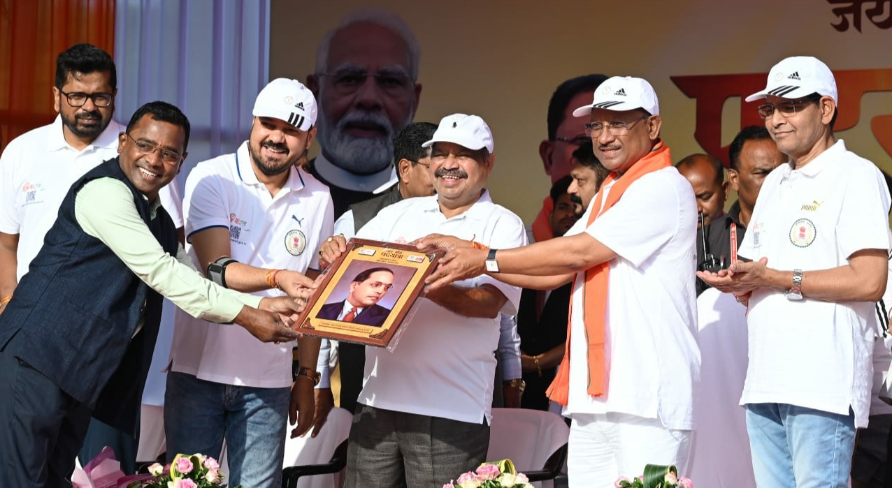 मुख्यमंत्री ने महाराष्ट्र मंडल के अध्यक्ष अजय मधुकर काले का किया सम्मान मुख्यमंत्री ने महाराष्ट्र मंडल के अध्यक्ष अजय मधुकर काले का किया सम्मान