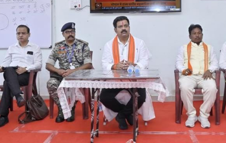 उपमुख्यमंत्री श्री शर्मा ने सुकमा में आत्मसमर्पित नक्सलियों से की चर्चा उपमुख्यमंत्री श्री शर्मा ने सुकमा में आत्मसमर्पित नक्सलियों से की चर्चा