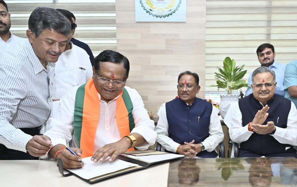 मुख्यमंत्री विष्णु देव साय छत्तीसगढ़ राज्य वन विकास निगम के अध्यक्ष रामसेवक पैकरा के पदभार ग्रहण समारोह में हुए शामिल मुख्यमंत्री विष्णु देव साय छत्तीसगढ़ राज्य वन विकास निगम के अध्यक्ष रामसेवक पैकरा के पदभार ग्रहण समारोह में हुए शामिल