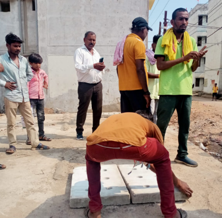 महापौर के निर्देश पर शहर में चेम्बरों को बन्द करने, कवर करने का अभियान सभी जोनों में प्रगति पर महापौर के निर्देश पर शहर में चेम्बरों को बन्द करने, कवर करने का अभियान सभी जोनों में प्रगति पर