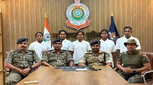 नारायणपुर में पांच इनामी नक्सलियों ने किया आत्मसमर्पण नारायणपुर में पांच इनामी नक्सलियों ने किया आत्मसमर्पण