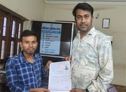 सुशासन तिहार के अंतर्गत त्वरित कार्रवाई करते हुए ग्राम सुअरमार और मोहंदी के तीन परिवारों को मिला जॉब कार्ड सुशासन तिहार के अंतर्गत त्वरित कार्रवाई करते हुए ग्राम सुअरमार और मोहंदी के तीन परिवारों को मिला जॉब कार्ड