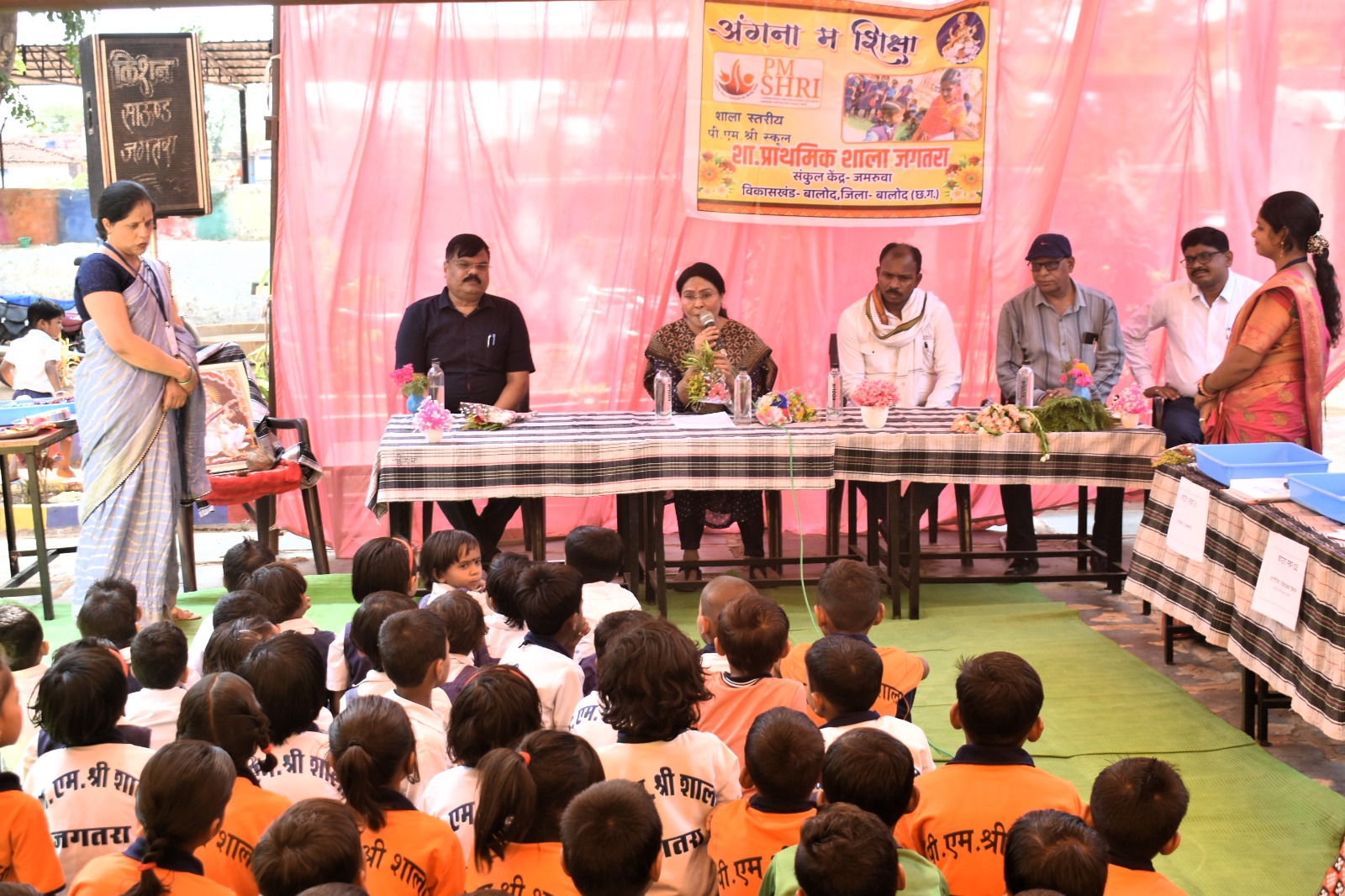 बच्चे गीली मिट्टी के समान होते हैं, शिक्षक, माता-पिता एवं समाज अपने साधना एवं श्रम से इन्हें मनचाहे आकार दे सकते हैंः कलेक्टर श्रीमती मिश्रा बच्चे गीली मिट्टी के समान होते हैं, शिक्षक, माता-पिता एवं समाज अपने साधना एवं श्रम से इन्हें मनचाहे आकार दे सकते हैंः कलेक्टर श्रीमती मिश्रा