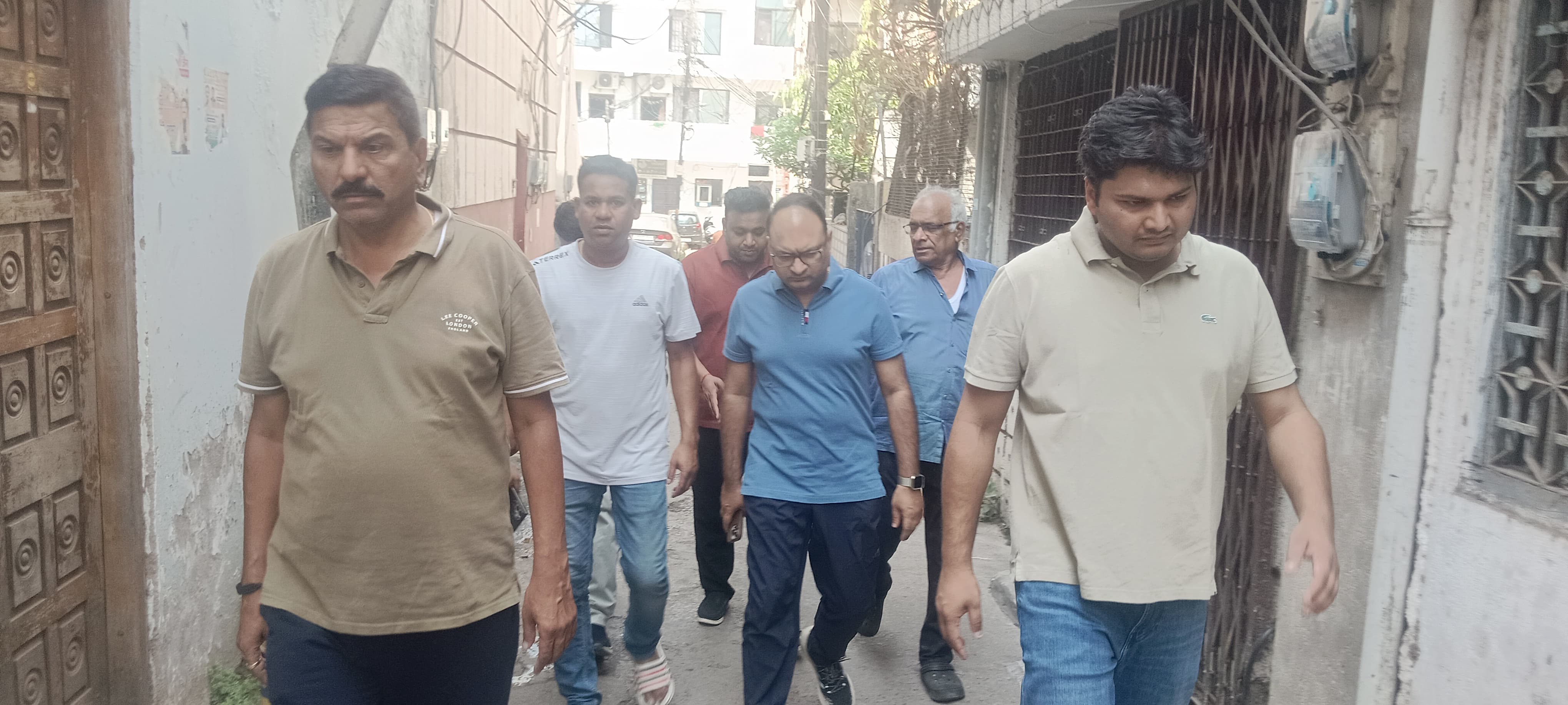 निगम आयुक्त विश्वदीप ने सदर बाजार में अवैध पाटों को तोड़ने दिए निर्देश निगम आयुक्त विश्वदीप ने सदर बाजार में अवैध पाटों को तोड़ने दिए निर्देश