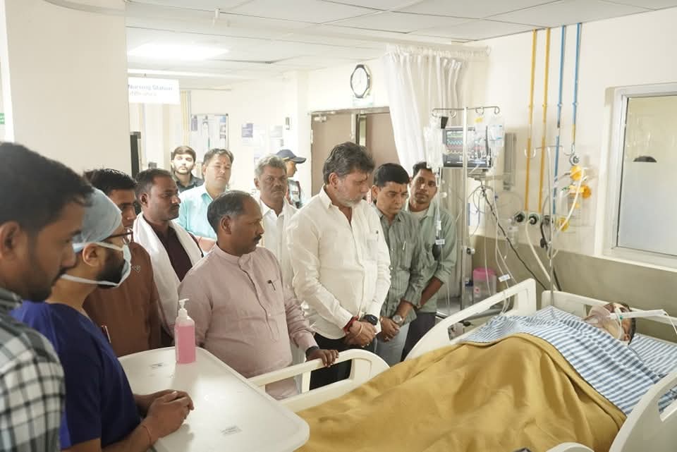 भाजपा के वरिष्ठ नेताओं ने रायपुर अस्पताल में भर्ती प्रदेश महामंत्री भरत वर्मा का हालचाल जाना भाजपा के वरिष्ठ नेताओं ने रायपुर अस्पताल में भर्ती प्रदेश महामंत्री भरत वर्मा का हालचाल जाना