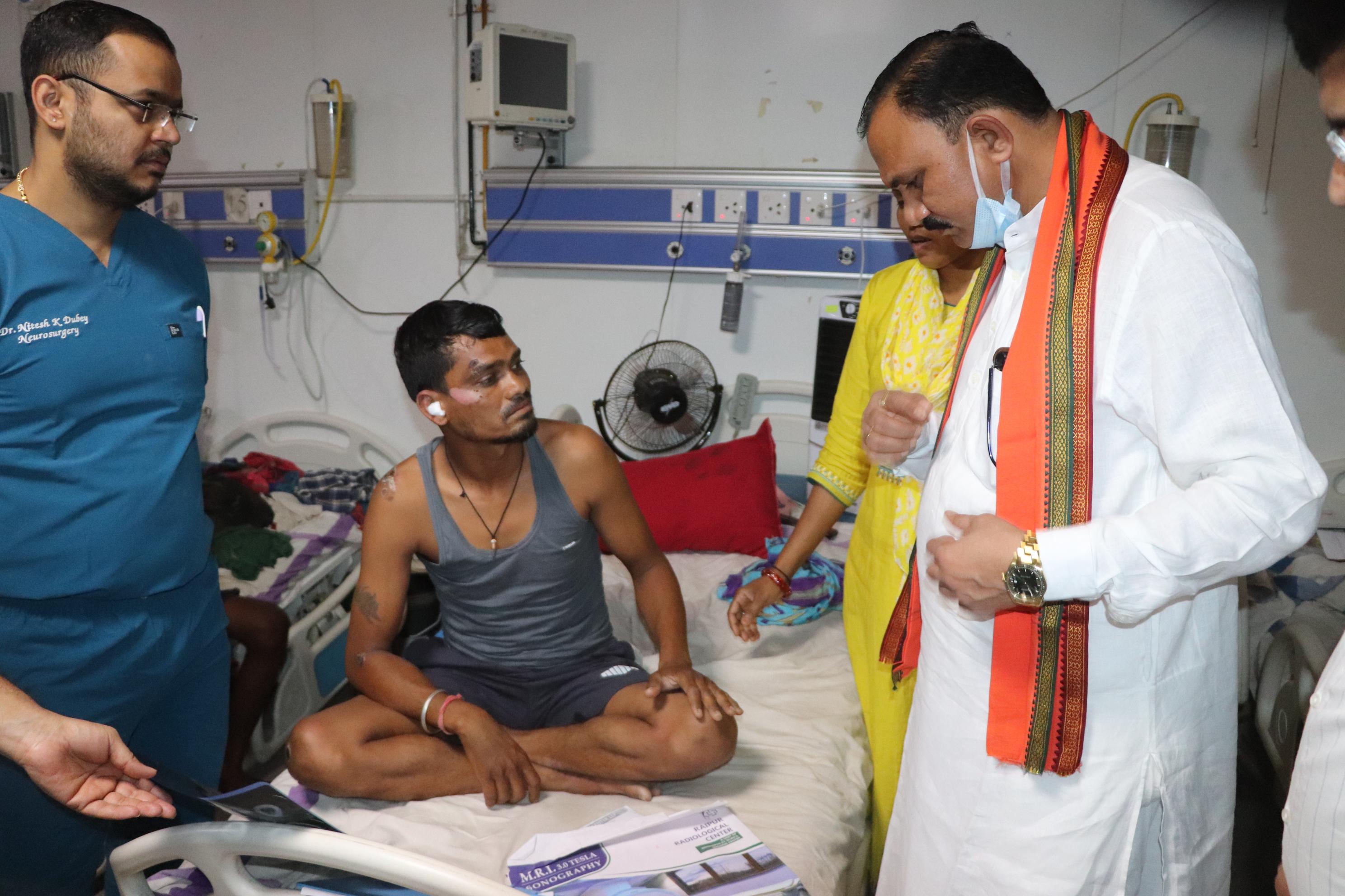 स्वास्थ्य मंत्री श्याम बिहारी जायसवाल ने किया डीकेएस अस्पताल का औचक निरीक्षण स्वास्थ्य मंत्री श्याम बिहारी जायसवाल ने किया डीकेएस अस्पताल का औचक निरीक्षण