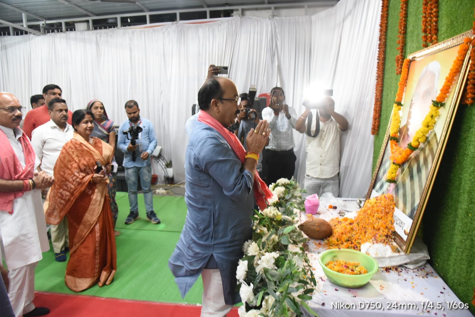 उपमुख्यमंत्री साव, उद्योग मंत्री और स्वास्थ्य मंत्री ने स्व. पूर्णिमा चन्द्राकर को दी श्रद्धांजलि उपमुख्यमंत्री साव, उद्योग मंत्री और स्वास्थ्य मंत्री ने स्व. पूर्णिमा चन्द्राकर को दी श्रद्धांजलि