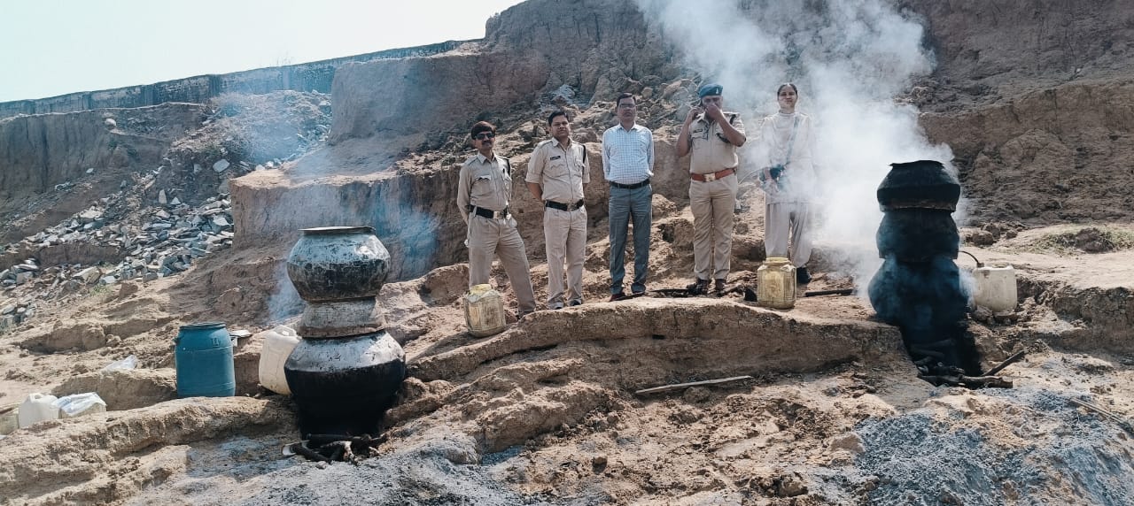 34 हजार रुपये मूल्य की अवैध कच्ची शराब व महुआ लाहन जब्त 34 हजार रुपये मूल्य की अवैध कच्ची शराब व महुआ लाहन जब्त