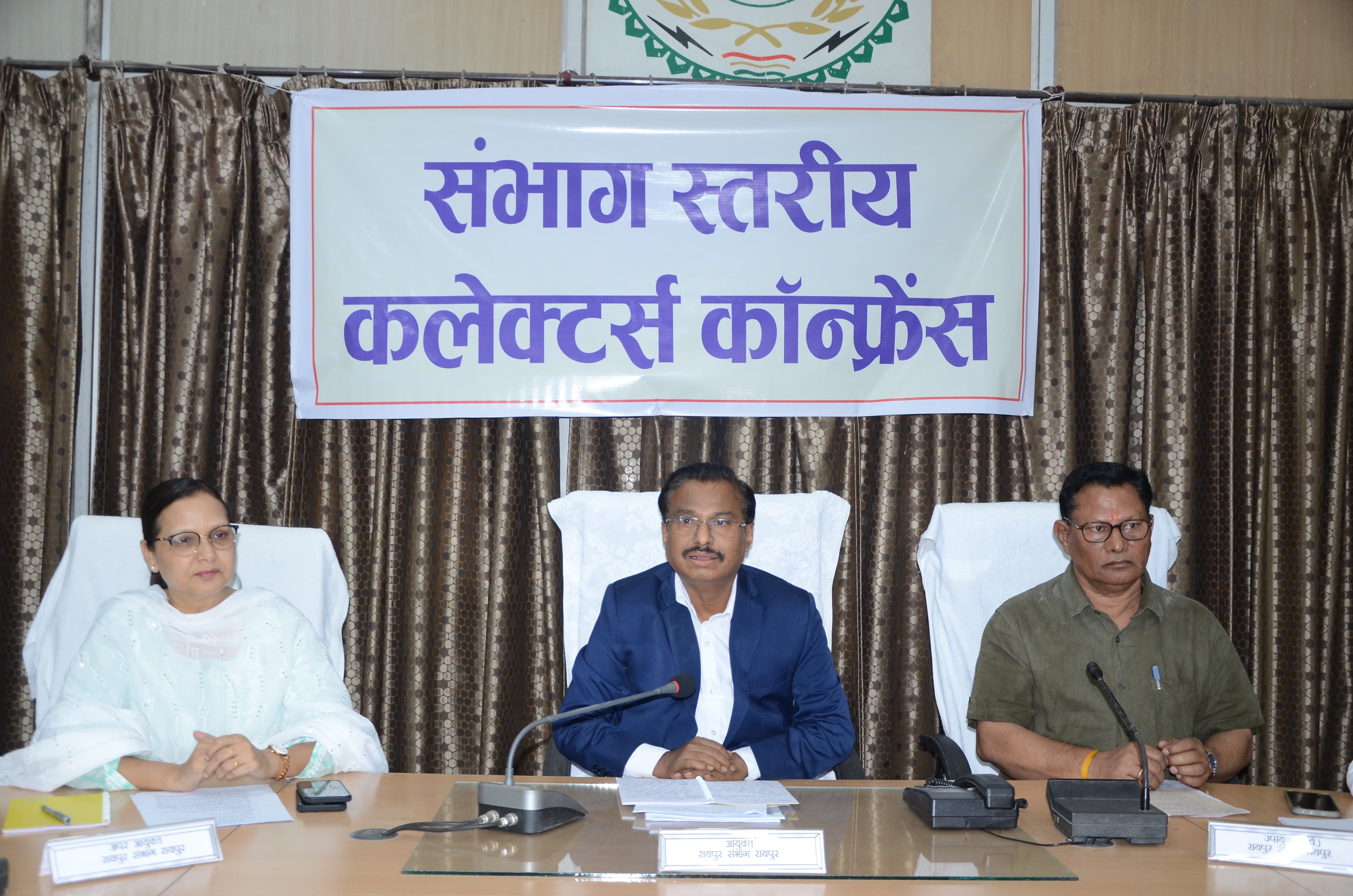 संभागायुक्त श्री महादेव कावरे ने ली कलेक्टर्स की कॉन्फ्रेंस संभागायुक्त श्री महादेव कावरे ने ली कलेक्टर्स की कॉन्फ्रेंस