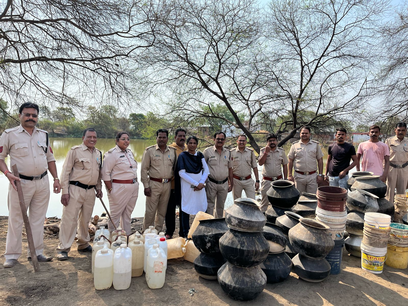 आबकारी विभाग दुर्ग की टीम ने बड़ी मात्रा में जप्त की महुआ शराब एवं लाहन आबकारी विभाग दुर्ग की टीम ने बड़ी मात्रा में जप्त की महुआ शराब एवं लाहन