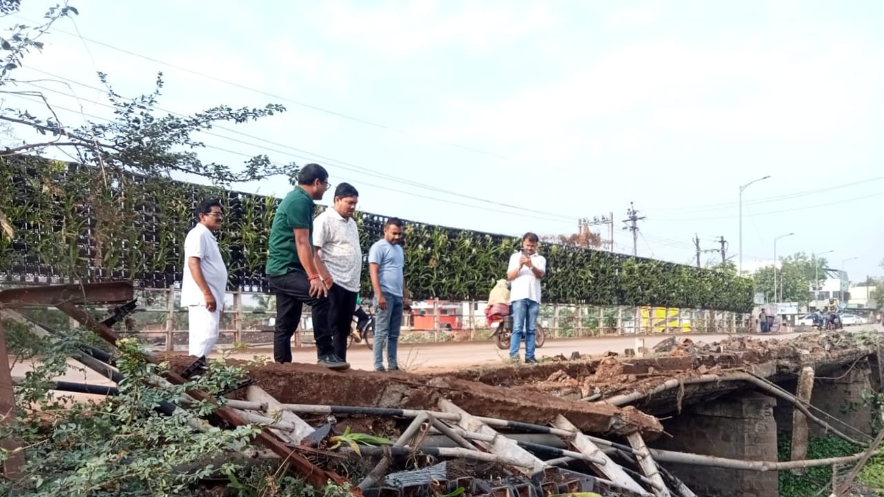 शाम को आए आंधी-पानी से पेड़ एवं डांलिया गिर गई थी, उसे व्यवस्थित किया गया शाम को आए आंधी-पानी से पेड़ एवं डांलिया गिर गई थी, उसे व्यवस्थित किया गया