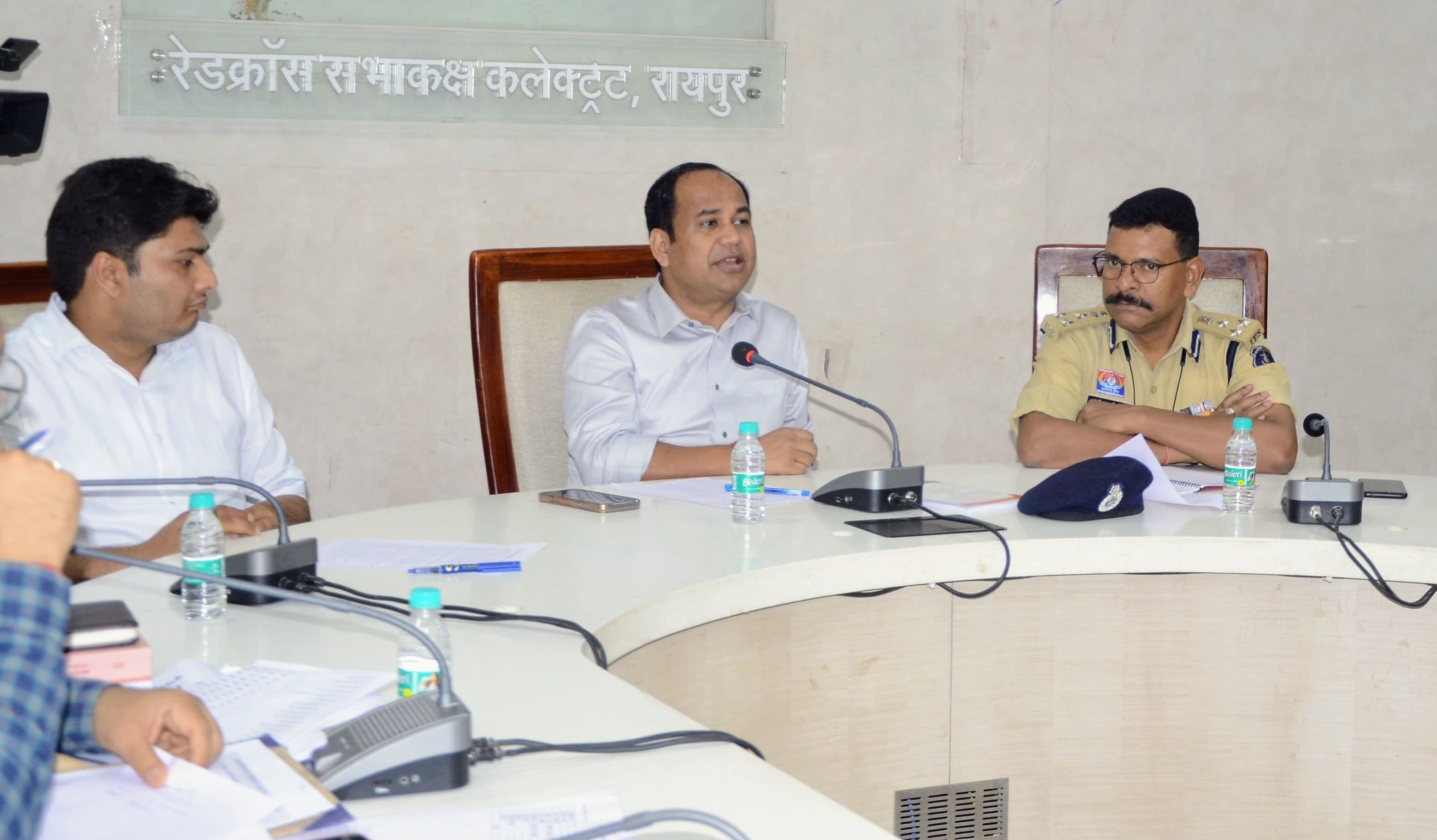 नए आपराधिक कानूनों के क्रियान्वयन को लेकर कलेक्टर और एसएसपी ने ली अधिकारियों की बैठक नए आपराधिक कानूनों के क्रियान्वयन को लेकर कलेक्टर और एसएसपी ने ली अधिकारियों की बैठक