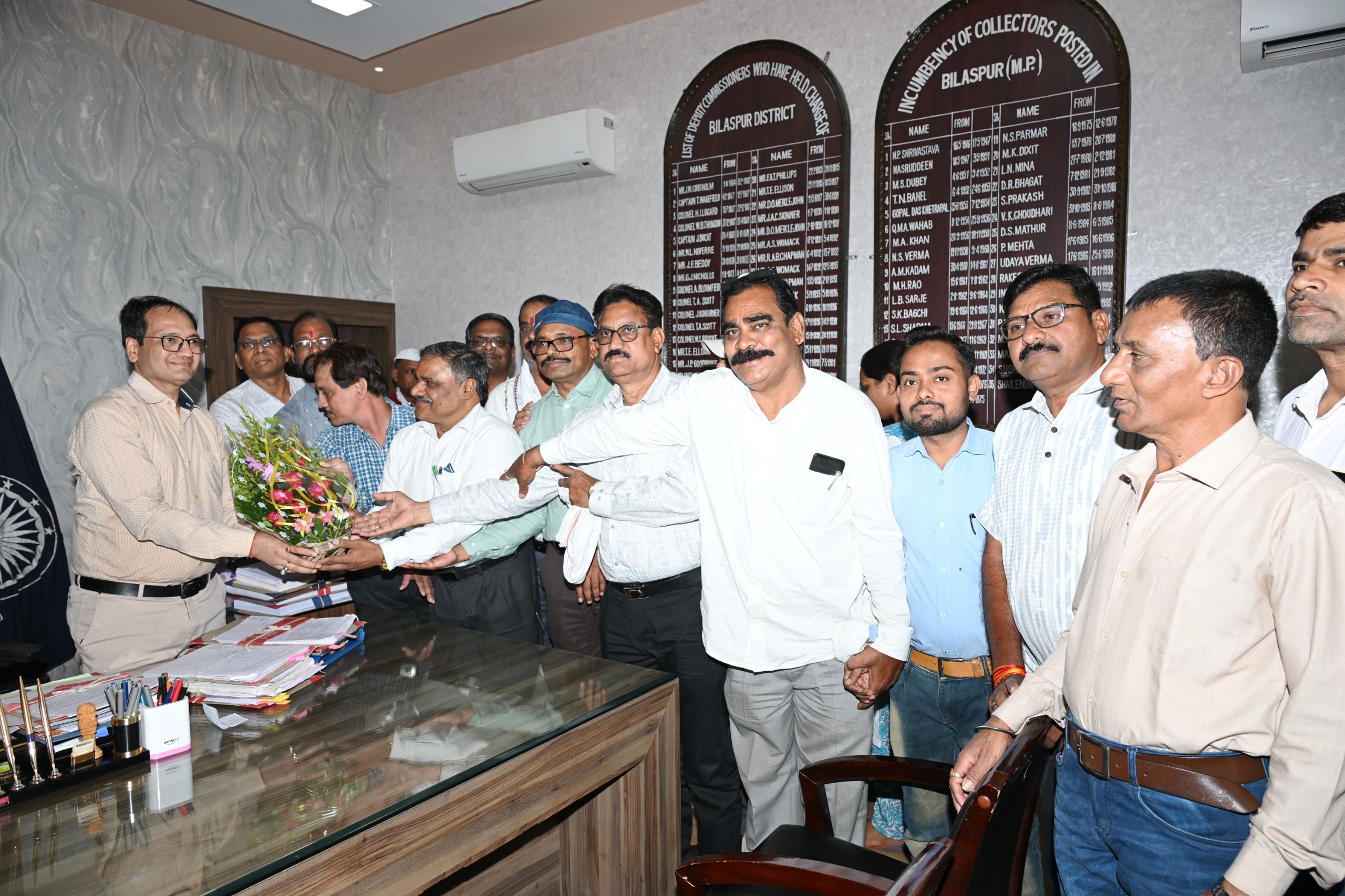 अधिकारी-कर्मचारियों ने किया कलेक्टर का स्वागत अधिकारी-कर्मचारियों ने किया कलेक्टर का स्वागत