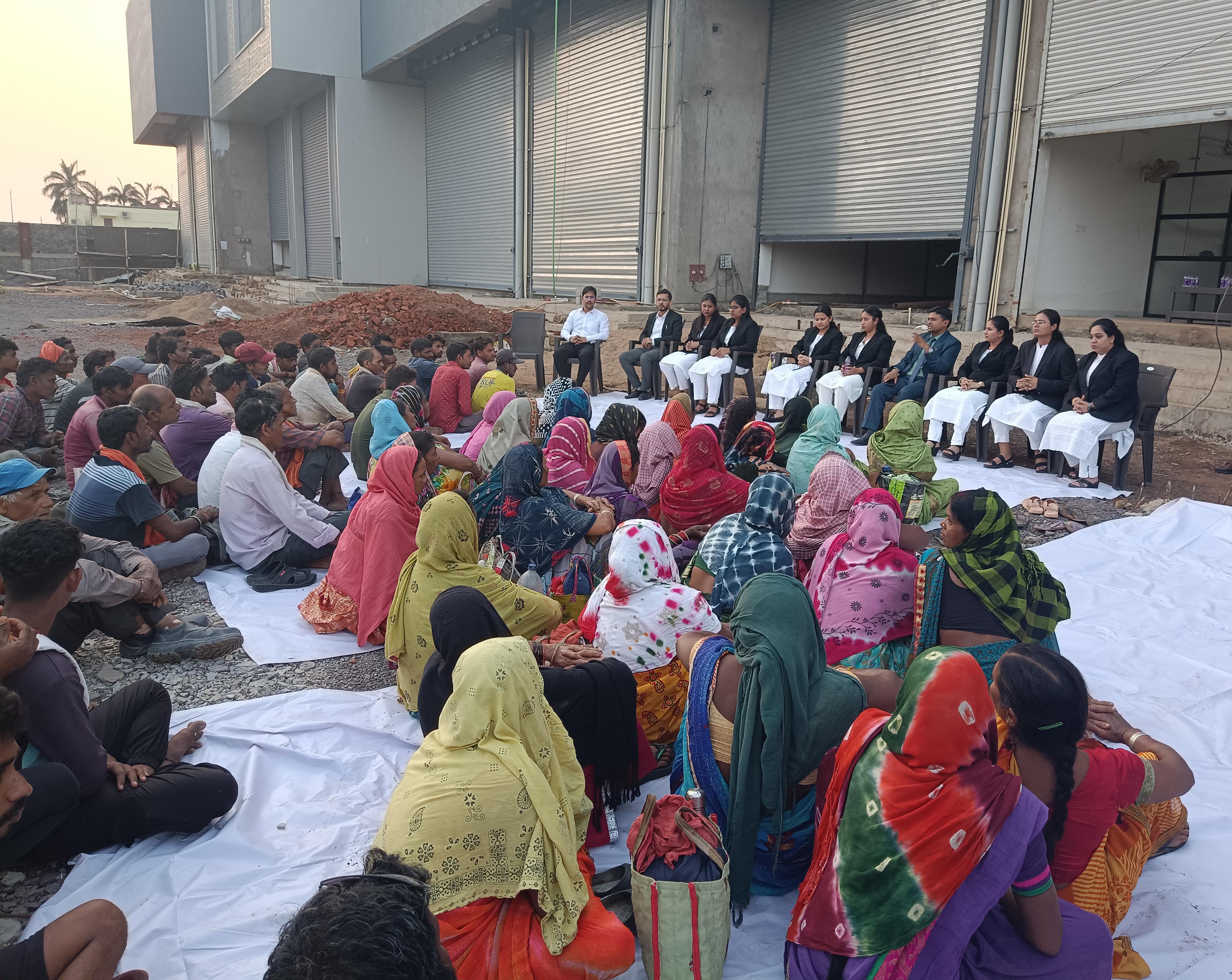 विधिक जागरूकता शिविर में विधिक विषयों के संबंध में दी गई विस्तृत जानकारी विधिक जागरूकता शिविर में विधिक विषयों के संबंध में दी गई विस्तृत जानकारी