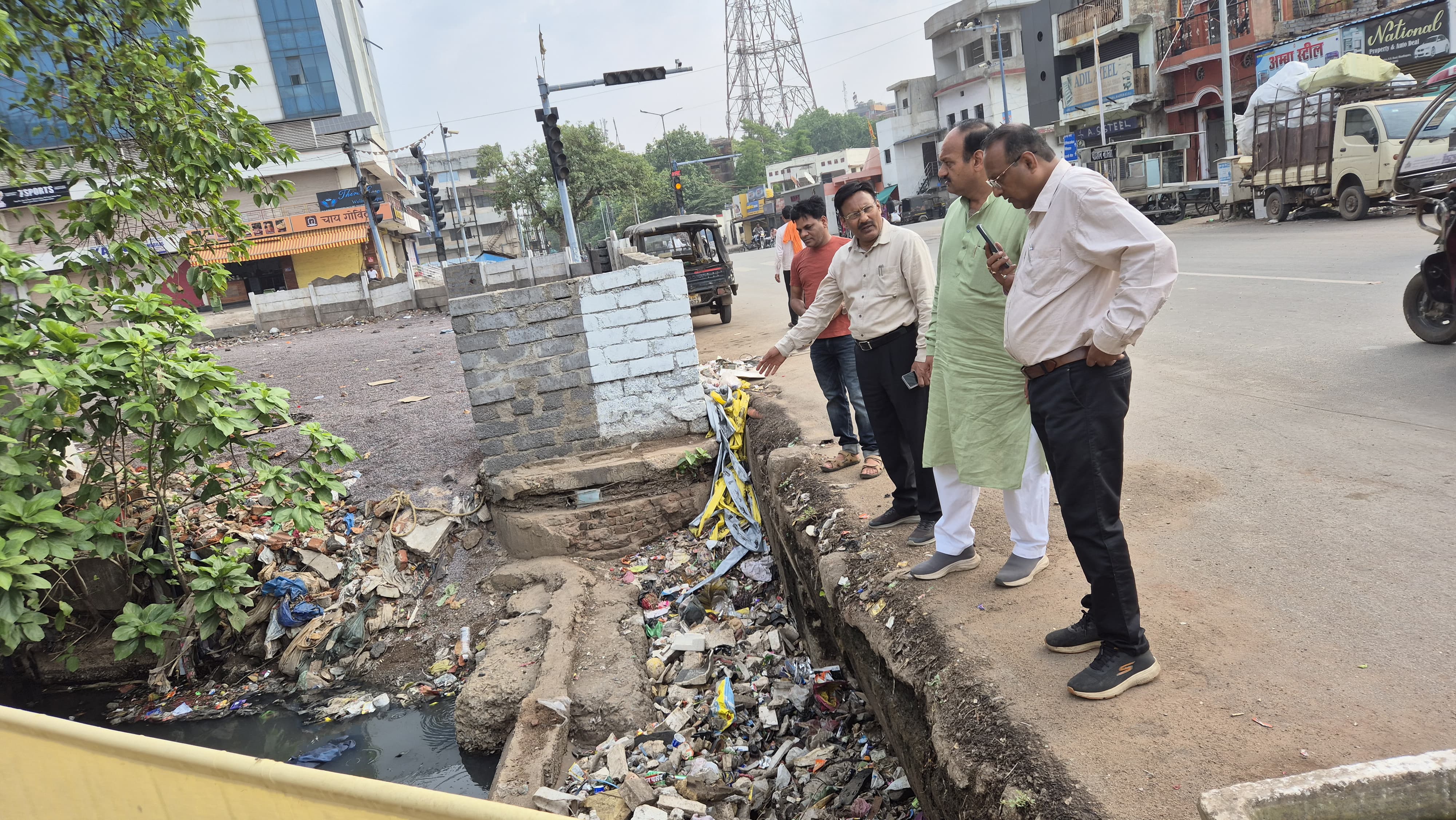 निगम सभापति सूर्यकान्त राठौड़ ने जोन 2 क्षेत्र के नालों की सफाई व्यवस्था का किया निरीक्षण निगम सभापति सूर्यकान्त राठौड़ ने जोन 2 क्षेत्र के नालों की सफाई व्यवस्था का किया निरीक्षण
