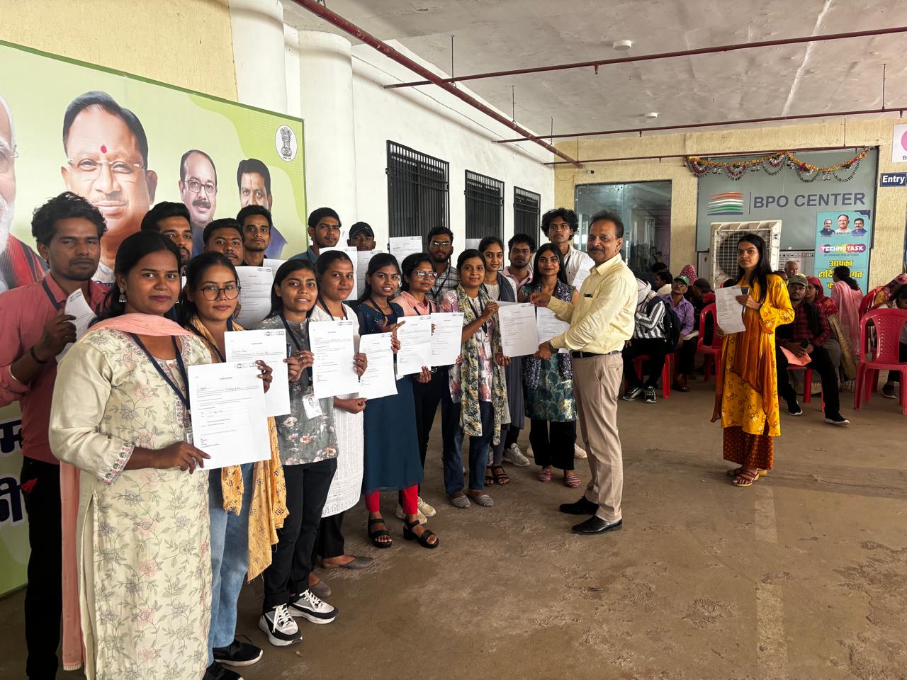 सुशासन तिहार में युवाओं को मिला रोजगार का सुनहरा मौका, 2428 पदों के लिए जॉब फेयर शुरू सुशासन तिहार में युवाओं को मिला रोजगार का सुनहरा मौका, 2428 पदों के लिए जॉब फेयर शुरू